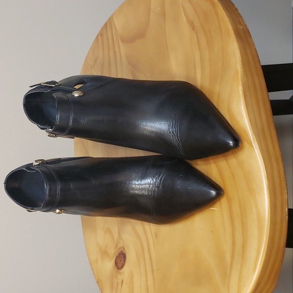 Vince Camuto Shoes - Vince Camuto size 7 1/2 black leather booties
